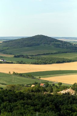 Macaristan 'da bir yaz günü Ben Hegy' deki gözcü kulesinden Vertes dağlarının manzarası..