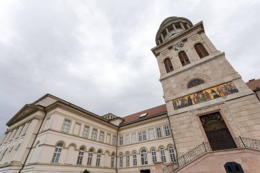 Pannonhalma Archabbey Pannonhalma, Macaristan 'da bulutlu bir yaz gününde.