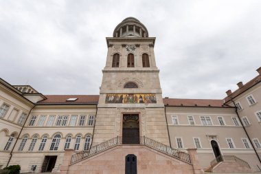 Pannonhalma Archabbey Pannonhalma, Macaristan 'da bulutlu bir yaz gününde.