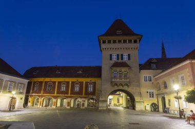 Macaristan 'ın Koszeg kentindeki Jurisic Meydanı' nda bir yaz akşamı Kahramanlar Kulesi.