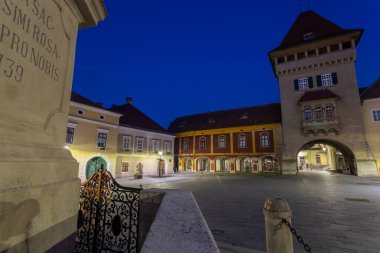 Macaristan 'ın Koszeg kentindeki Jurisic Meydanı' nda bir yaz akşamı Kahramanlar Kulesi.