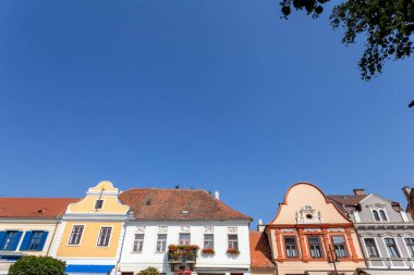 Macaristan 'ın Koszeg kentinin ana meydanındaki eski binalar bir yaz günü.