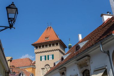 Macaristan 'ın Koszeg kentindeki Jurisic Meydanı' nda yaz günü Kahramanlar Kulesi.