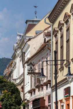 Macaristan 'ın Koszeg kentinin ana meydanındaki eski binalar bir yaz günü.