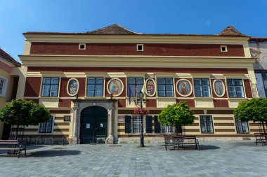 Macaristan 'ın Koszeg kentindeki Jurisics meydanındaki eski belediye binası. Macaristan 'ın en eski belediye binalarından biri 15. yüzyıla dayanıyor..