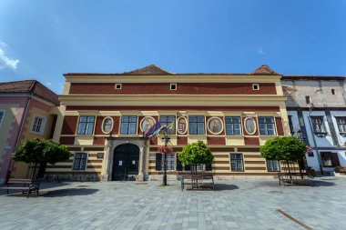 Macaristan 'ın Koszeg kentindeki Jurisics meydanındaki eski belediye binası. Macaristan 'ın en eski belediye binalarından biri 15. yüzyıla dayanıyor..