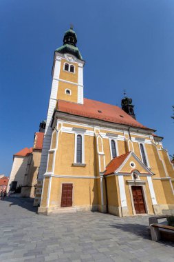 Macaristan 'ın Koszeg kentindeki Jurisics Meydanı' ndaki St. Imre Kilisesi 'nde bir yaz günü.