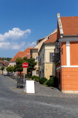 Macaristan 'ın Koszeg kentinin sokaklarındaki eski binalar bir yaz günü.