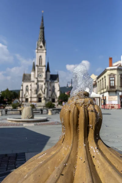 Fountain Main Square Koszeg Hungary Summer Day Sacred Heart Church — Stock Photo, Image