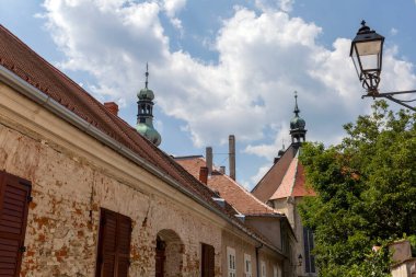 Macaristan 'ın Koszeg kentinin sokaklarındaki eski binalar bir yaz günü.