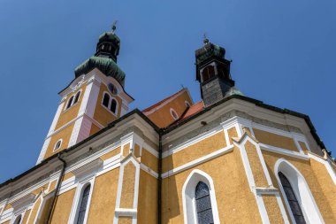 Macaristan 'ın Koszeg kentindeki Jurisics Meydanı' ndaki St. Imre Kilisesi 'nde bir yaz günü ön planda Maria sütunuyla.