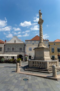 Macaristan 'ın Koszeg kentindeki Jurisic Meydanı' ndaki eski binalar yaz günleri.