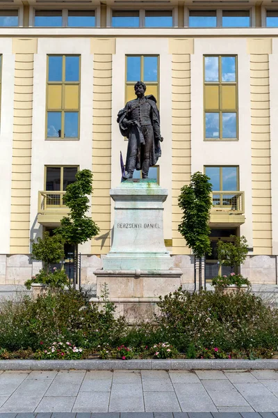 Macaristan, Szombath 'ta Daniel Berzsenyi' nin bir yaz günü heykeli.