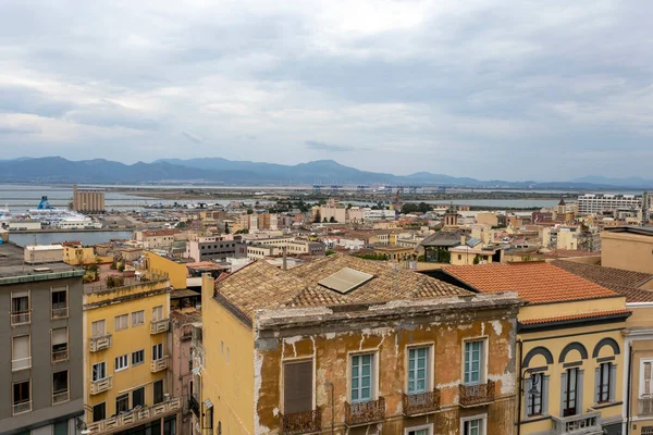 İtalya 'nın Sardunya adasındaki Aziz Remy Kalesi' nden Cagliari manzarası.