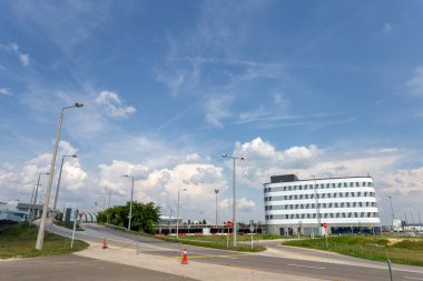 Budapeşte, Macaristan - 08: 15: 2020: Macaristan 'ın başkenti Budapeşte' deki Ferenc Liszt Uluslararası Havalimanı 'ndaki Ibis Oteli.