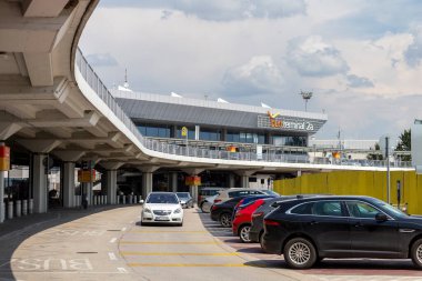 Budapeşte, Macaristan - 08: 15 2020: Macaristan 'ın Budapeşte kentindeki Ferenc Liszt Uluslararası Havalimanında 2A terminali.