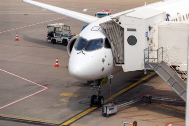 Budapeşte, Macaristan - 08: 15: 2020: Air Baltic Airbus A220 uçağı Budapeşte, Macaristan 'daki Ferenc Liszt Uluslararası Havalimanı' nda bir yaz günü.