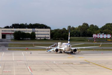 Budapeşte, Macaristan - 08: 15 2020: Wizz Air uçağı Budapeşte, Macaristan 'daki Ferenc Liszt Uluslararası Havalimanı' nda.