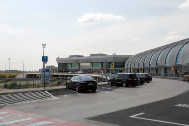 Budapeşte, Macaristan - 08: 15 2020: Macaristan 'ın Budapeşte kentindeki Ferenc Liszt Uluslararası Havalimanı' nda 2B terminali.