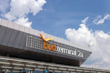 Budapeşte, Macaristan - 08: 15 2020: Macaristan 'ın Budapeşte kentindeki Ferenc Liszt Uluslararası Havalimanında 2A terminali.