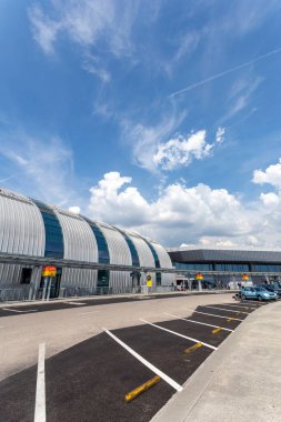 Bir yaz gününde Macaristan 'ın Budapeşte kentindeki Ferenc Liszt Uluslararası Havalimanı.