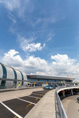 Budapeşte, Macaristan - 08: 15 2020: Macaristan 'ın Budapeşte kentindeki Ferenc Liszt Uluslararası Havalimanında 2A terminali.