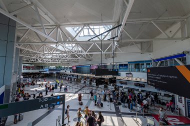 Budapeşte, Macaristan - 08: 15 2020: Macaristan 'ın başkenti Budapeşte' deki Ferenc Liszt Uluslararası Havalimanı 'ndaki Terminal 2B' nin içi.