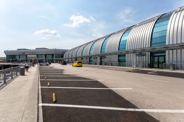 Budapeşte, Macaristan - 08: 15 2020: Macaristan 'ın Budapeşte kentindeki Ferenc Liszt Uluslararası Havalimanı' nda 2B terminali.