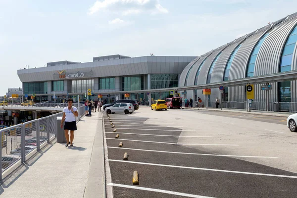 Budapeşte, Macaristan - 08: 15 2020: Macaristan 'ın Budapeşte kentindeki Ferenc Liszt Uluslararası Havalimanı' nda 2B terminali.