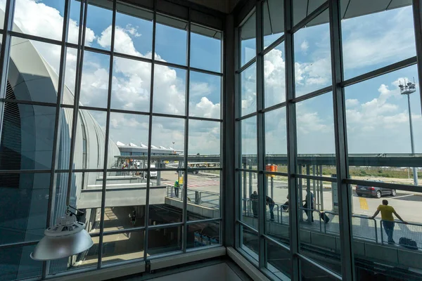 Budapeşte, Macaristan - 08: 15 2020: Macaristan 'ın başkenti Budapeşte' deki Ferenc Liszt Uluslararası Havalimanı 'ndaki Terminal 2B' nin içi.