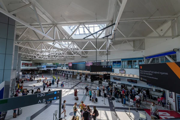 Budapeşte, Macaristan - 08: 15 2020: Macaristan 'ın başkenti Budapeşte' deki Ferenc Liszt Uluslararası Havalimanı 'ndaki Terminal 2B' nin içi.