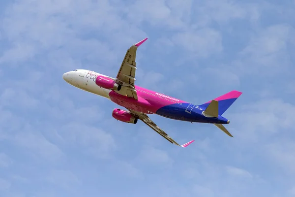 Budapeşte, Macaristan - 08 16 16 2020: Wizz Air Airbus A320-232 Macaristan 'ın başkenti Budapeşte' deki Ferenc Liszt Uluslararası Havalimanı 'ndan bir yaz günü kalkıyor..