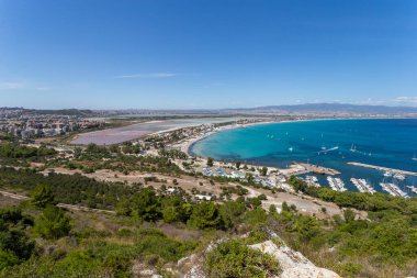 Sıcak bir yaz gününde İtalya 'nın Cagliari kentindeki Poetto plajı manzarası.