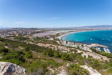 Sıcak bir yaz gününde İtalya 'nın Cagliari kentindeki Poetto plajı manzarası.