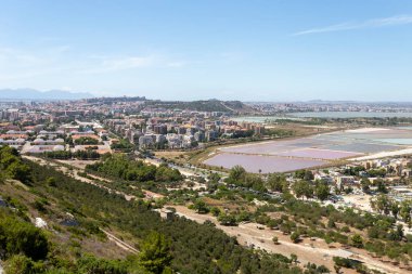 Sıcak bir yaz gününde İtalya 'nın Cagliari kentindeki Poetto plajı manzarası.