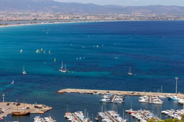Sıcak bir yaz gününde İtalya 'nın Cagliari kentindeki Poetto plajı manzarası.