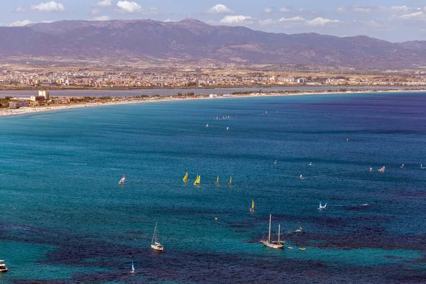 Sıcak bir yaz gününde İtalya 'nın Cagliari kentindeki Poetto plajı manzarası.
