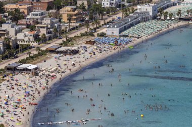 Sıcak bir yaz gününde İtalya 'nın Cagliari kentindeki Poetto plajı manzarası.