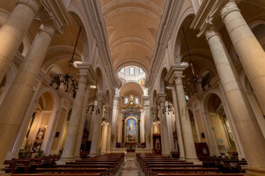 Sıcak bir yaz gününde İtalya 'nın başkenti Cagliari' de Bonaria 'nın (Buenos Aires şehrinin adını aldığı) Bazilikası..