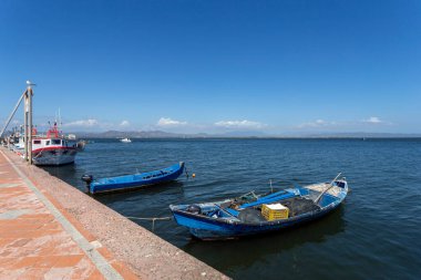 Sant 'Antioco, İtalya - 07 18 2020: Sant' Antioco, Sardunya limanında balıkçı tekneleri