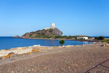 Arka planda İspanyol kulesi olan Nora 'nın arkeolojik alanı..