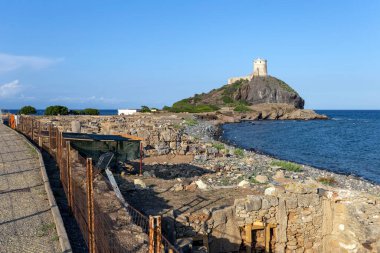 Arka planda İspanyol kulesi olan Nora 'nın arkeolojik alanı..