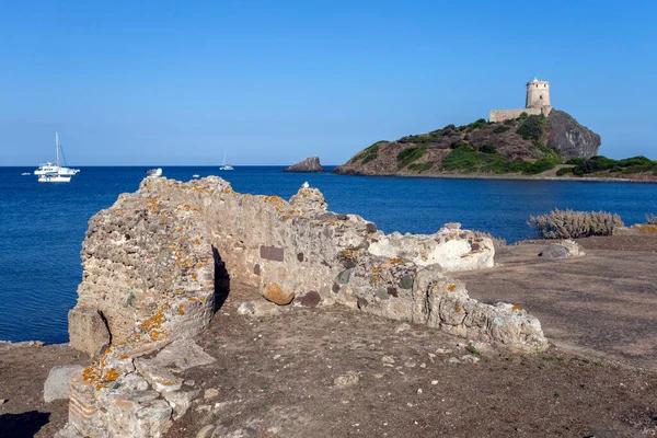 Arka planda İspanyol kulesi olan Nora 'nın arkeolojik alanı..