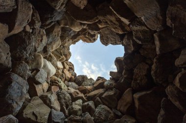 Bir yaz günü Sarroch 'ta Nuraghe Sa Domu' e s 'Orcu.