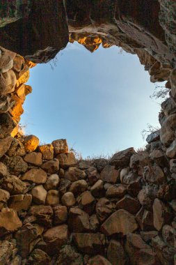 Bir yaz günü Sarroch 'ta Nuraghe Sa Domu' e s 'Orcu.
