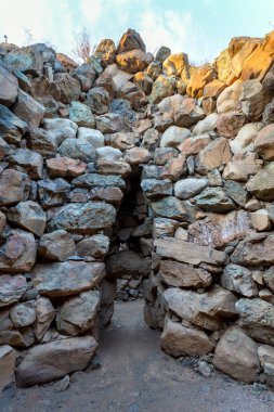 Bir yaz günü Sarroch 'ta Nuraghe Sa Domu' e s 'Orcu.