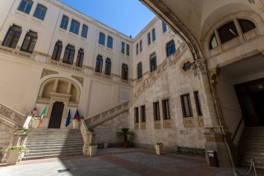 İtalya 'nın Cagliari kentindeki Civico di Cagliari Sarayı' nın (Palazzo Civico di Cagliari Sarayı) bir yaz günü.