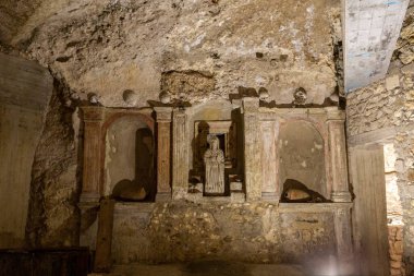 İtalya, Cagliari 'deki Saint Restituta mahzeninde. Mezar kısmen doğal bir mağarada, kayanın içine bir ölçü kazılmış; antik Stampace bölgesinde Santa Restituta kilisesinin altında yer almaktadır..