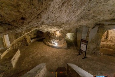 İtalya, Cagliari 'deki Saint Restituta mahzeninde. Mezar kısmen doğal bir mağarada, kayanın içine bir ölçü kazılmış; antik Stampace bölgesinde Santa Restituta kilisesinin altında yer almaktadır..