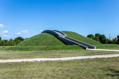 Macaristan 'ın Szazhalombatta kentindeki arkeoloji parkında Neolitik kargaşa. Kasabanın kıyısındaki neolitik kargaşa üzerine inşa edilmiş..